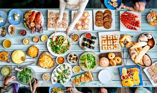 Mesa de madera en un buffet