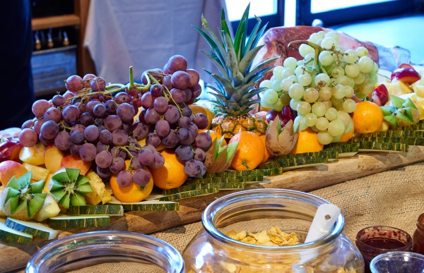 Buffet de desayuno con fruta